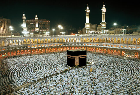 Aerial view of the Kaaba surrounded by a large crowd of worshippers at night